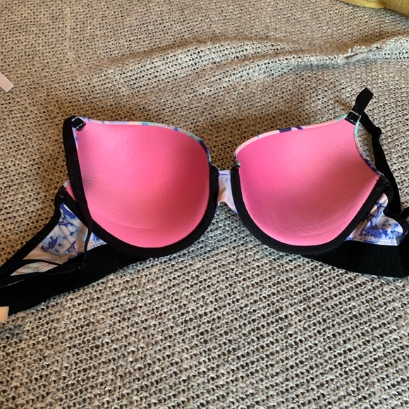 VS bra 34D barely worn - Picture 2 of 3